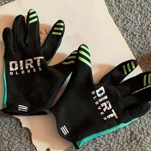 Dirt Gloves Black and Green